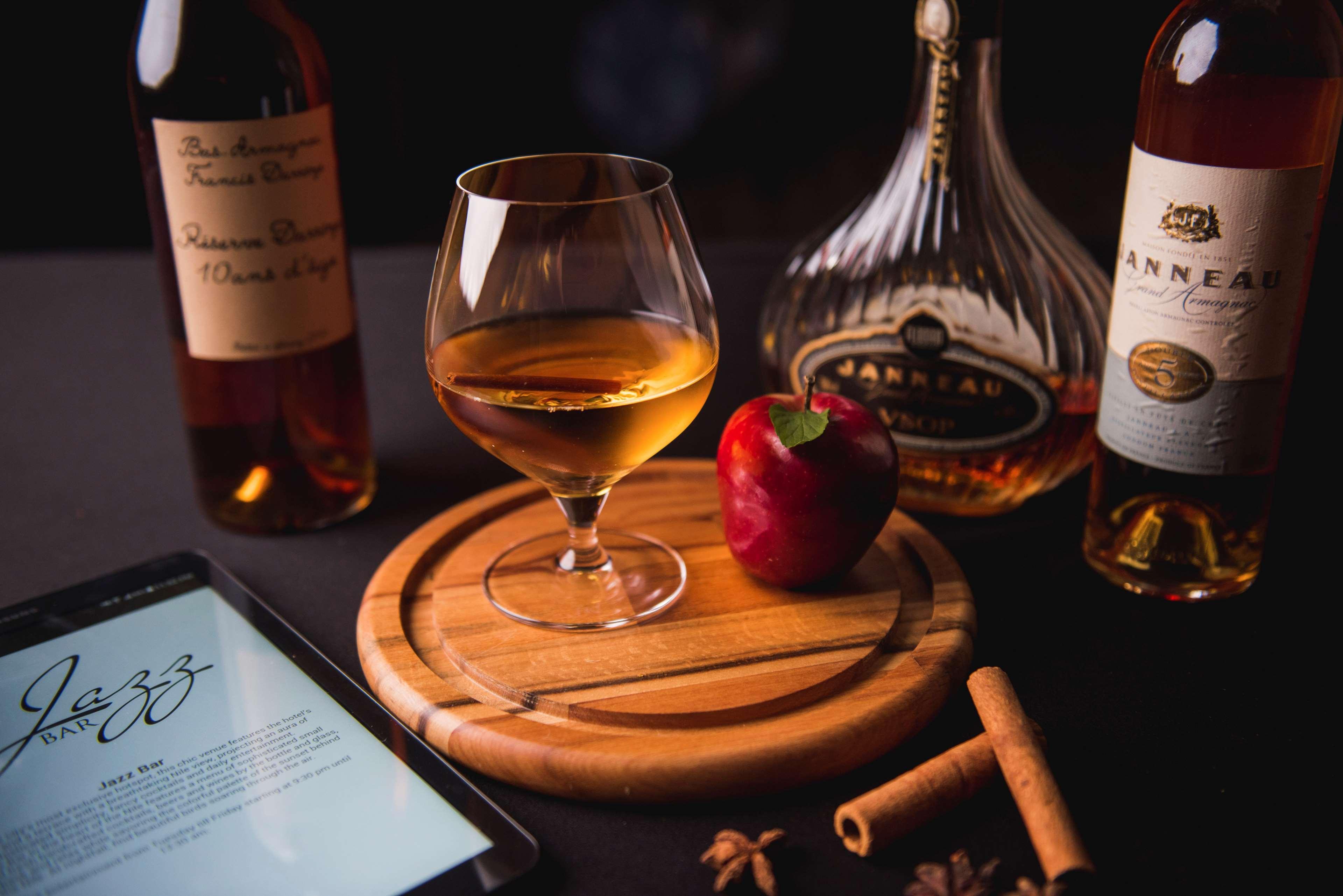 Kempinski Nile Hotel, Kairo Bagian luar foto A glass of cognac