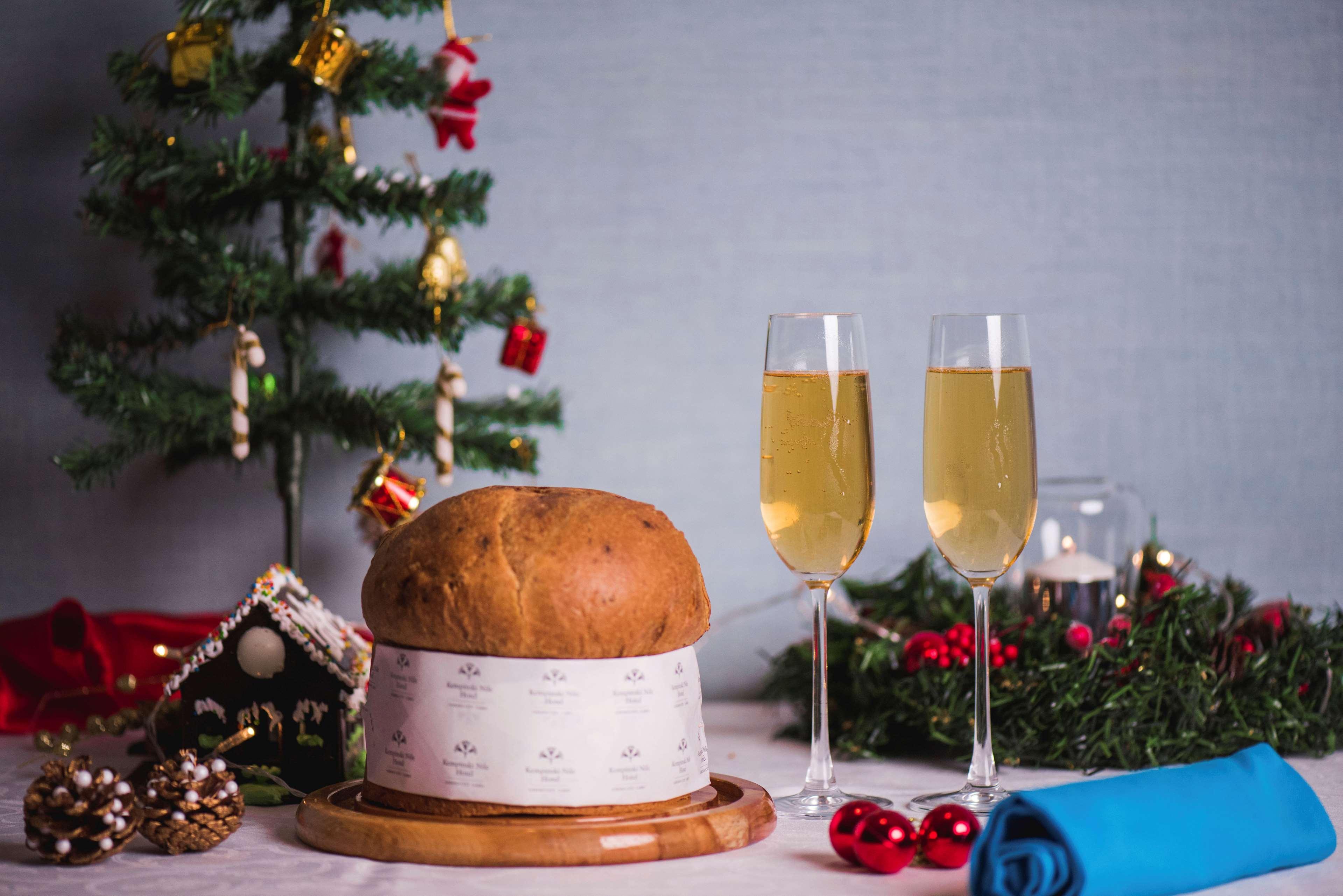 Kempinski Nile Hotel, Kairo Bagian luar foto Christmas bread