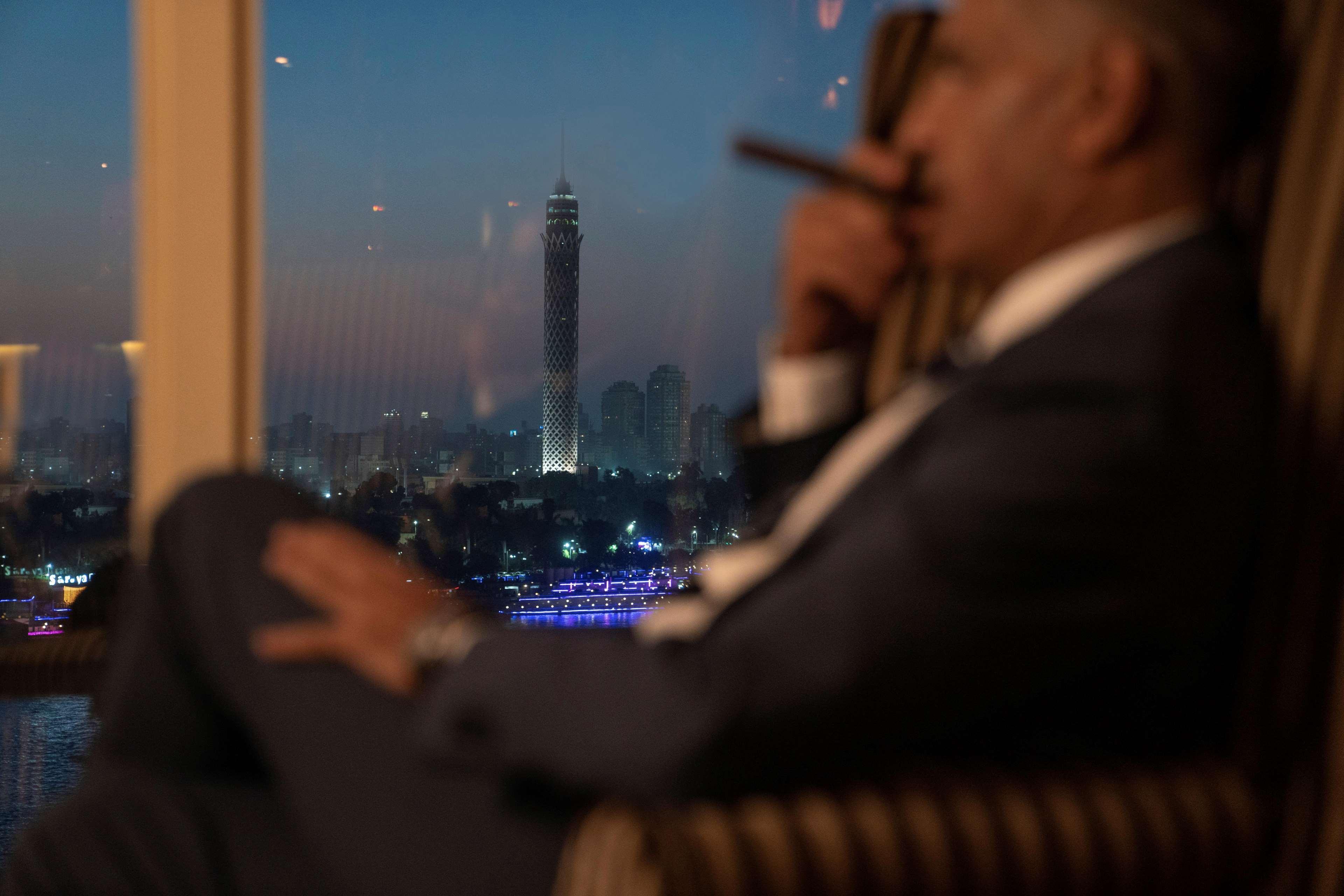 Kempinski Nile Hotel, Kairo Bagian luar foto A businessman in Cairo