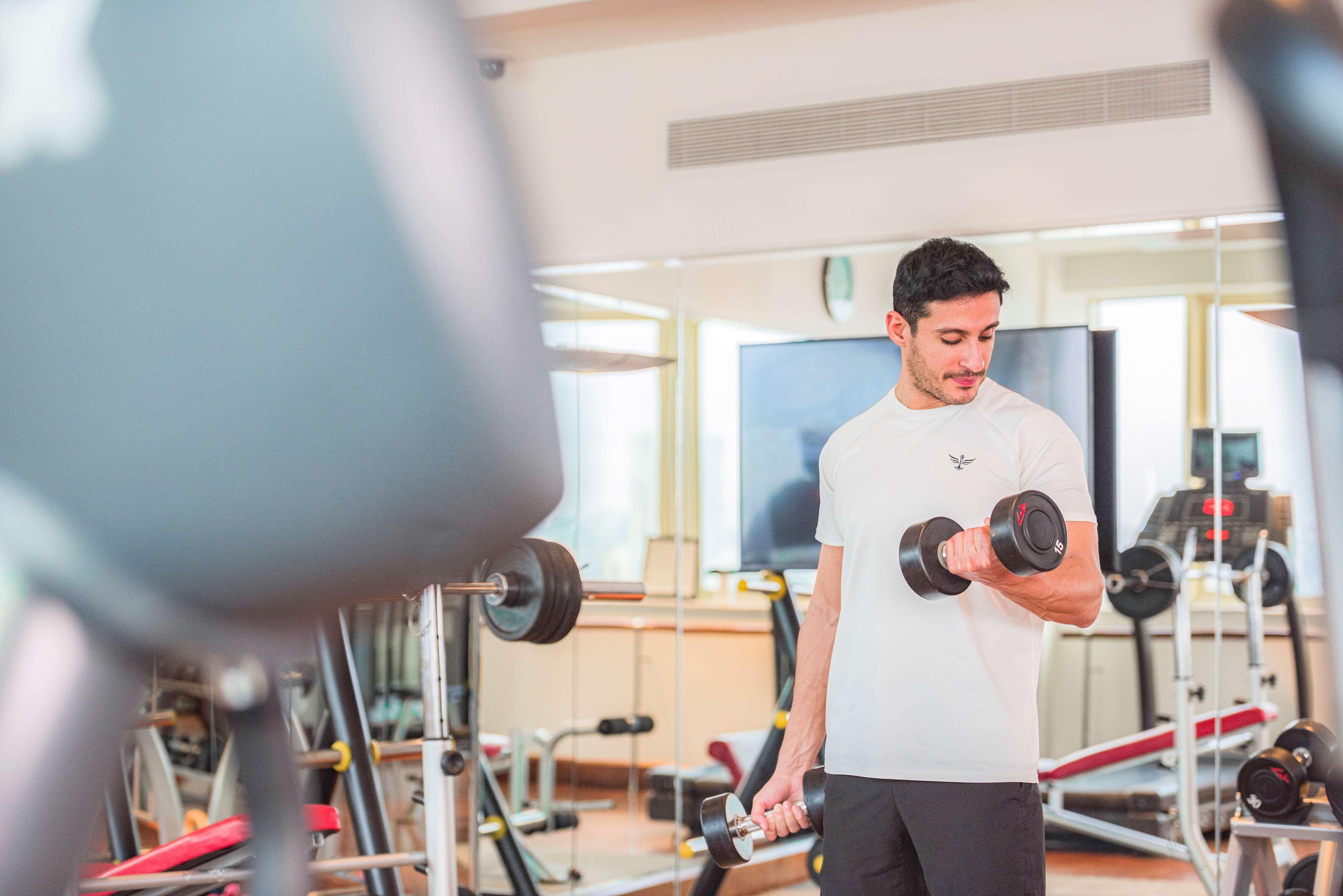 Kempinski Nile Hotel, Kairo Bagian luar foto A student using the gym facilities at the University of Roehampton