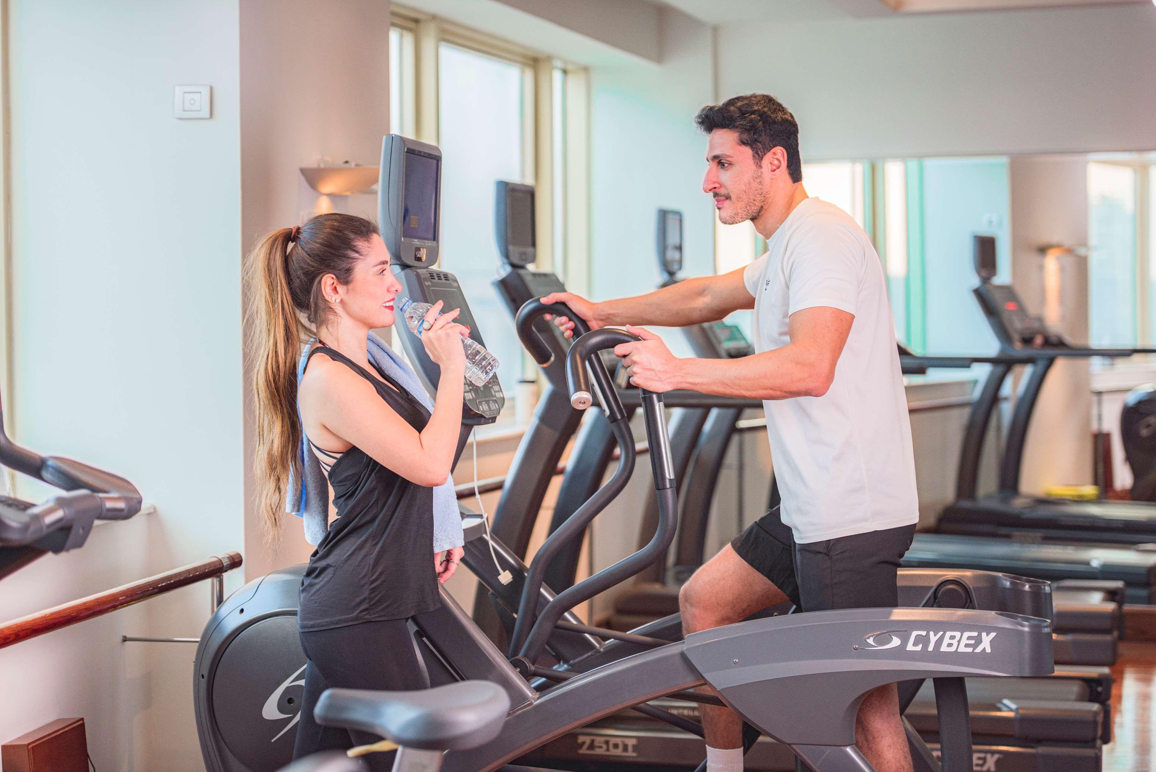 Kempinski Nile Hotel, Kairo Bagian luar foto A personal trainer with a client