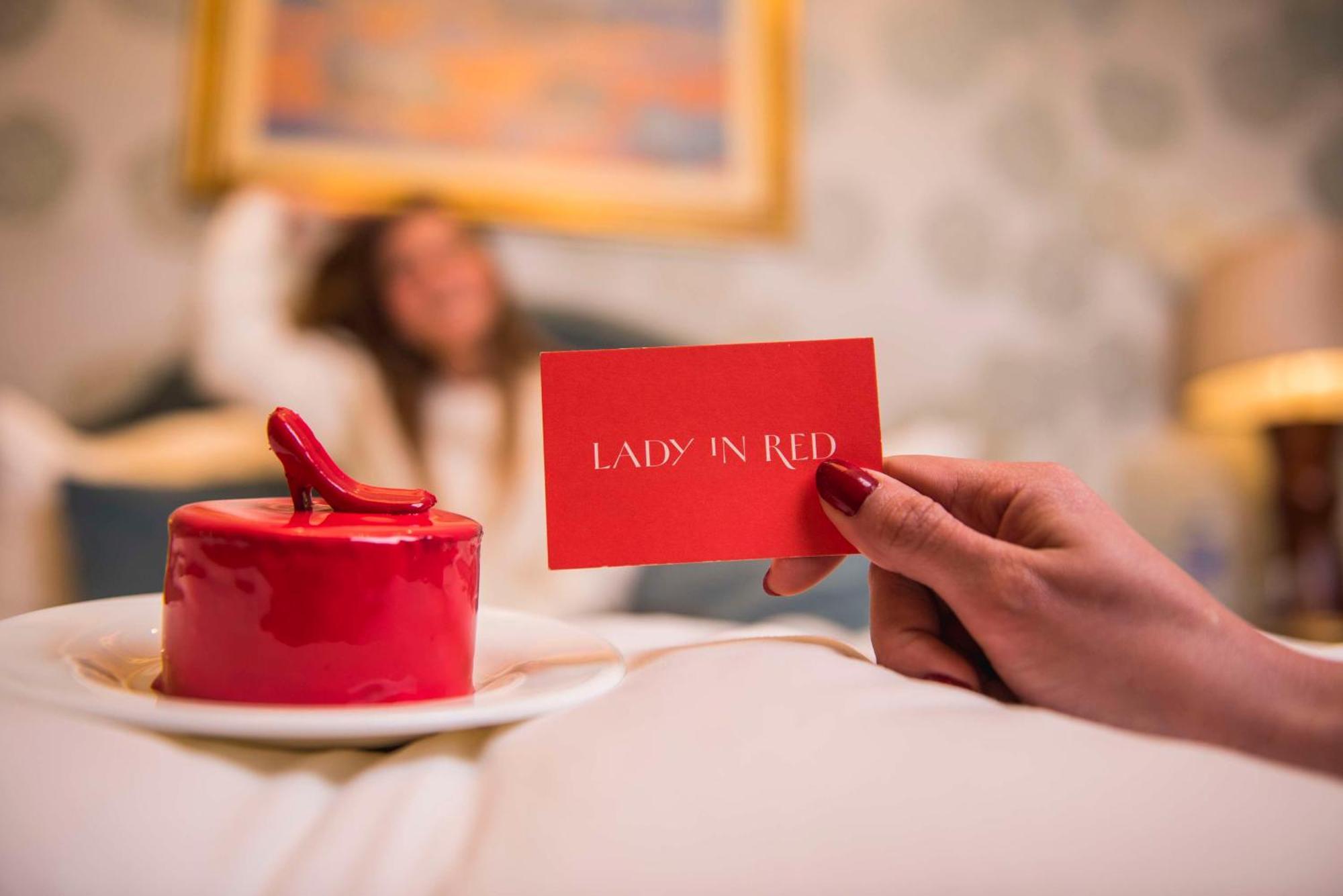 Kempinski Nile Hotel, Kairo Bagian luar foto Lady in Red